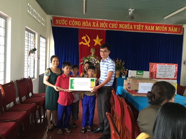 Chi đoàn Thanh niên thăm và tặng quà cho các em thiếu nhi tại Trung tâm Công tác xã hội Thành phố Kon Tum dịp Trung thu năm 2016